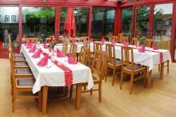 Moderner Wintergarten mit Platz für ca. 40 Personen. Auch geeignet als Tagungsraum Moderner Wintergarten mit Platz für ca. 40 Personen. Auch geeignet als Tagungsraum